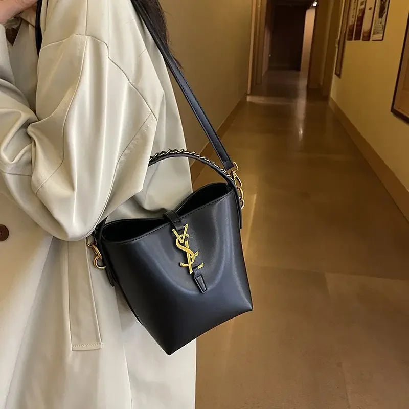 2025 Summer-Ready Bucket Bag Women Artisanal Weave Convertible Crossbody EcoChic Essentials Multi-Functional Beach-to-Bar Haute