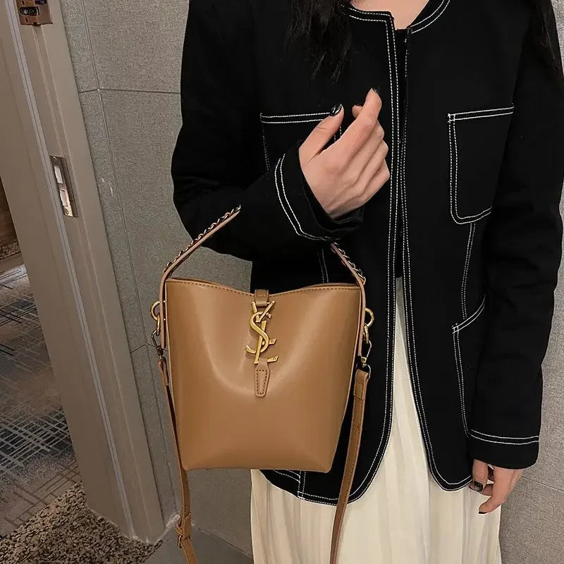 2025 Summer-Ready Bucket Bag Women Artisanal Weave Convertible Crossbody EcoChic Essentials Multi-Functional Beach-to-Bar Haute