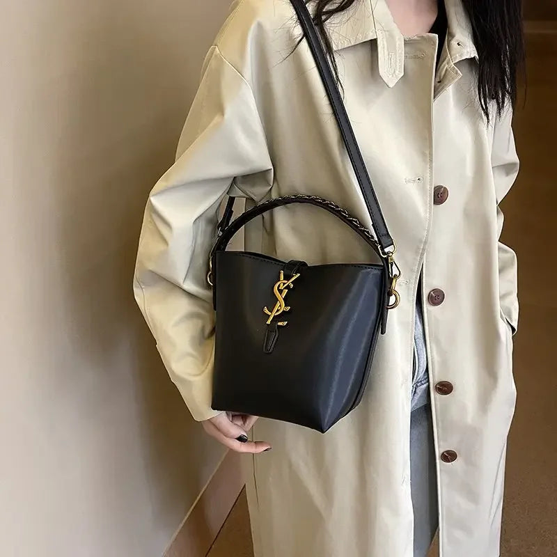 2025 Summer-Ready Bucket Bag Women Artisanal Weave Convertible Crossbody EcoChic Essentials Multi-Functional Beach-to-Bar Haute